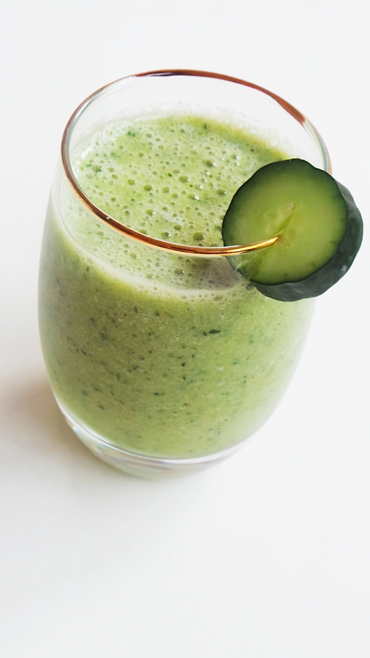 Quick and easy healthy smoothie recipe - a cucumber smoothie made with cucumber, banana, parsley and peach! Refreshing healthy snack!