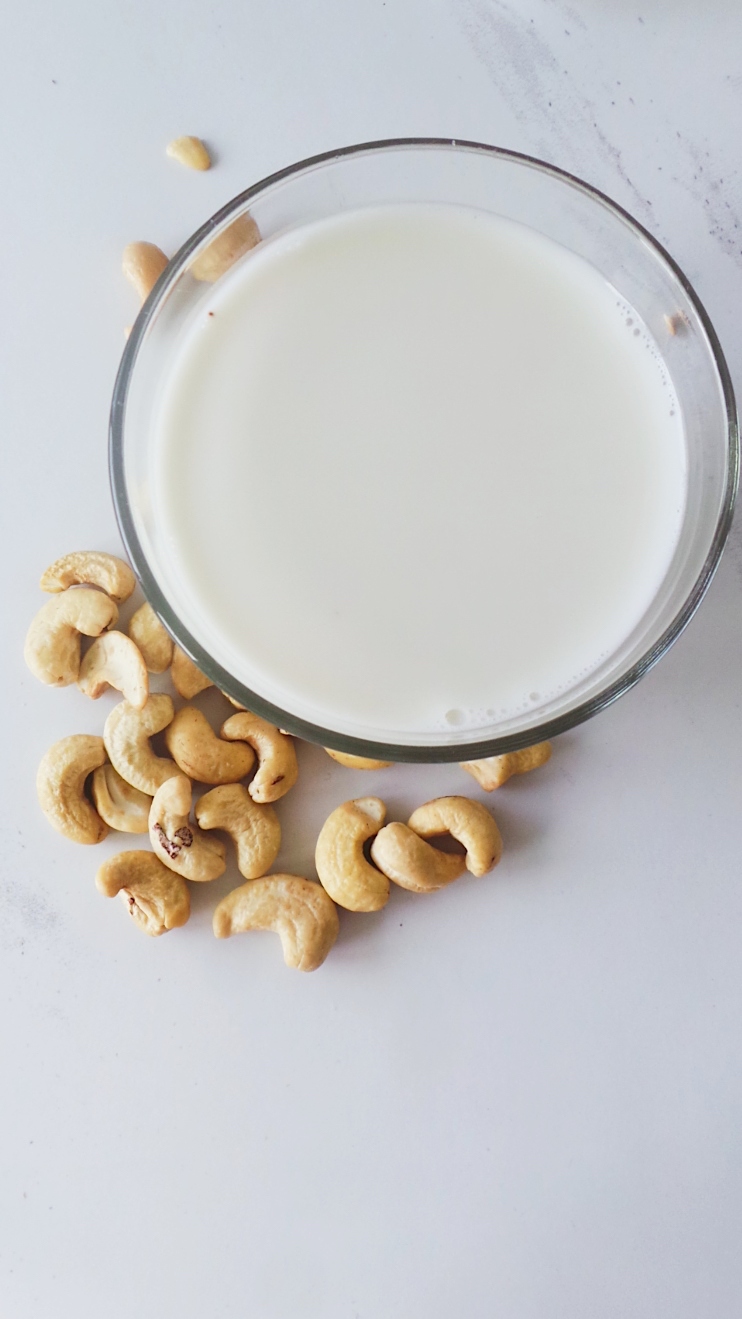 Easy cashew milk recipe! This milk recipe requires only 2 ingredients, so that you can stay flexible in how you use it - you can use it in savory dishes and sauces or in your breakfast chia pudding or oatmeal! Simple and delicious!